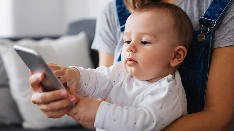 Dijital bağımlılık bebeklikte yerleşiyor