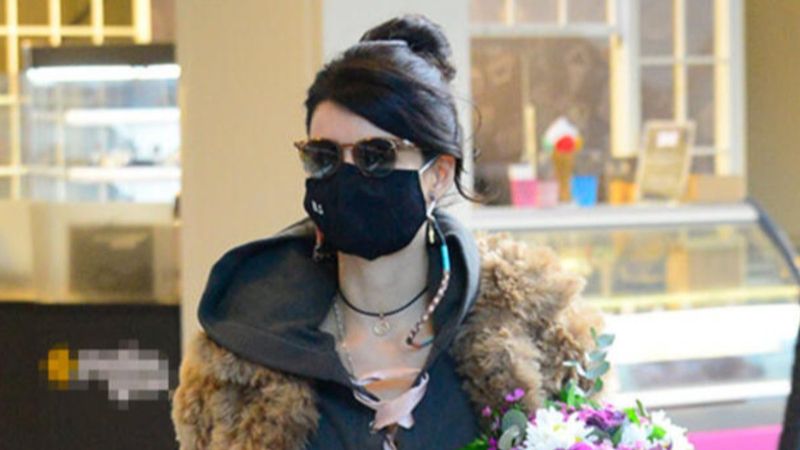 Beren Saat, parlak tayt kombini