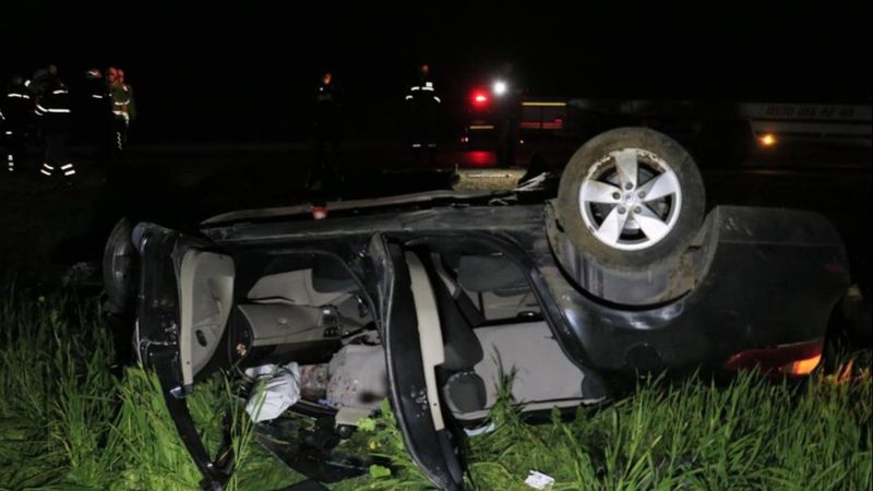 Adana'da elektrik direğine çarpan araçtaki 2 kişi hayatını kaybetti