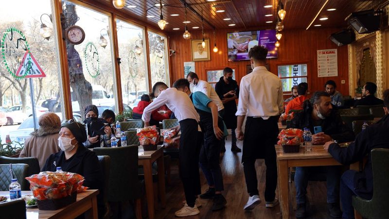 Gaziantepliler kısıtlamanın kalkmasıyla beyran içmeye gitti