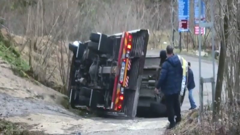 Giresun'da manevra yapan çekicinin devrilme anı