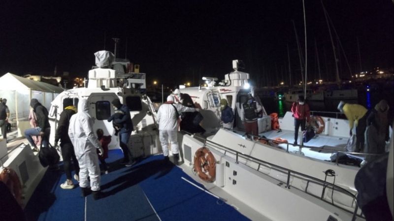 İzmir'de 23 göçmen sahil güvenlik ekipleri tarafından kurtarıldı