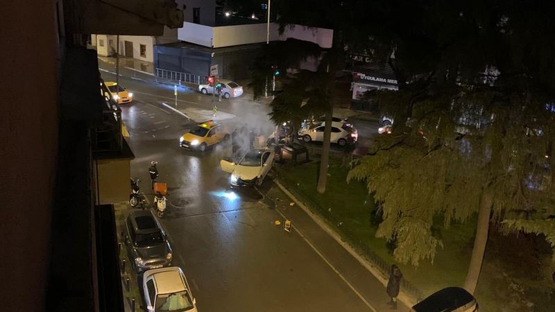 Kadıköy'deki Alex De Souza heykeline otomobil çarptı