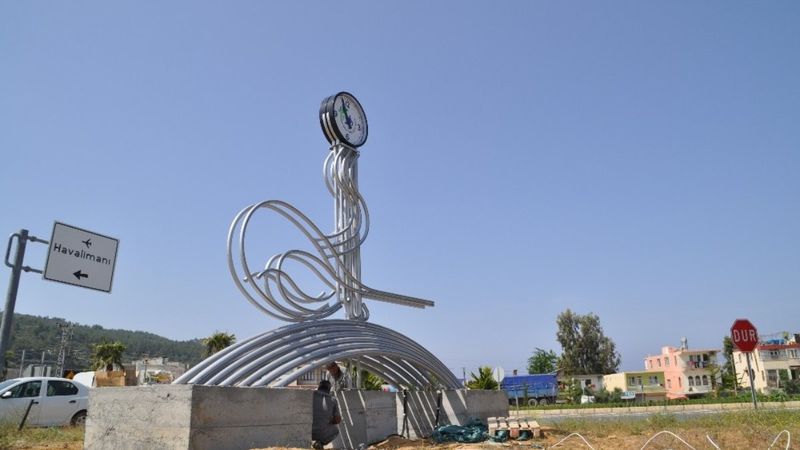 Antalya'da Osmanlı tuğrası kaldırıldı