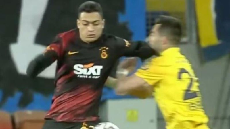 Mostafa Mohamed kırmızı kart gördü