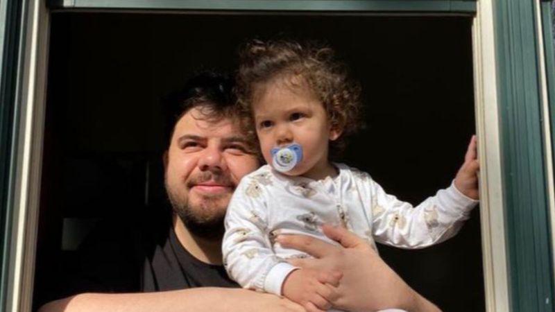 Eser Yenenler'in oğlunun ayağı çatladı