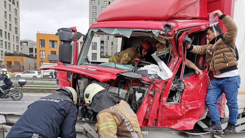 Beylikdüzü'nde kamyonet ile ticari araç çarpıştı