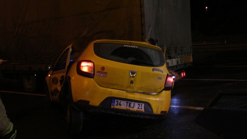 İstanbul'da taksi, tırın altına girdi