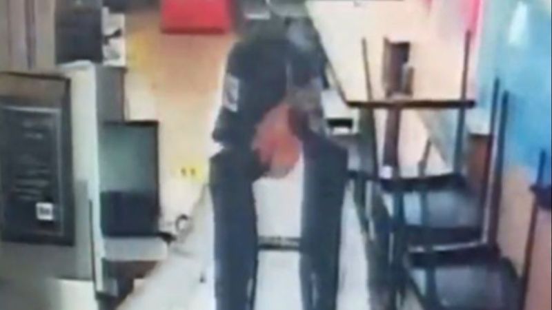 Şişli'deki rahat hırsızın, cüzdan çaldığı anlar kamerada