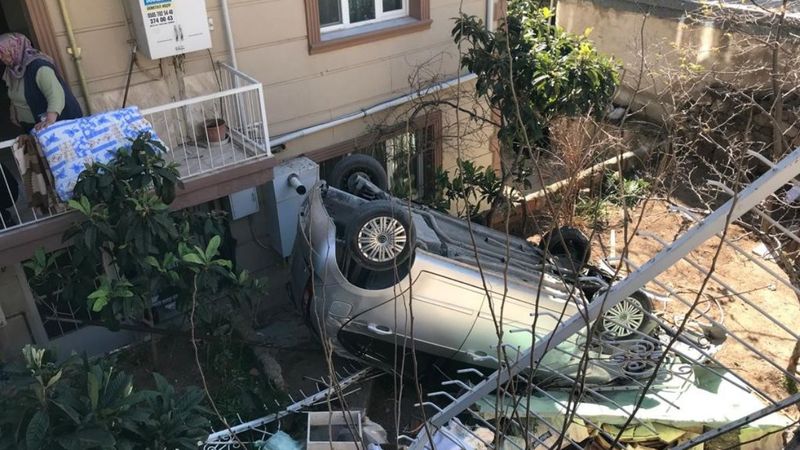 İzmir'de kaza yapan araç dehşet saçtı