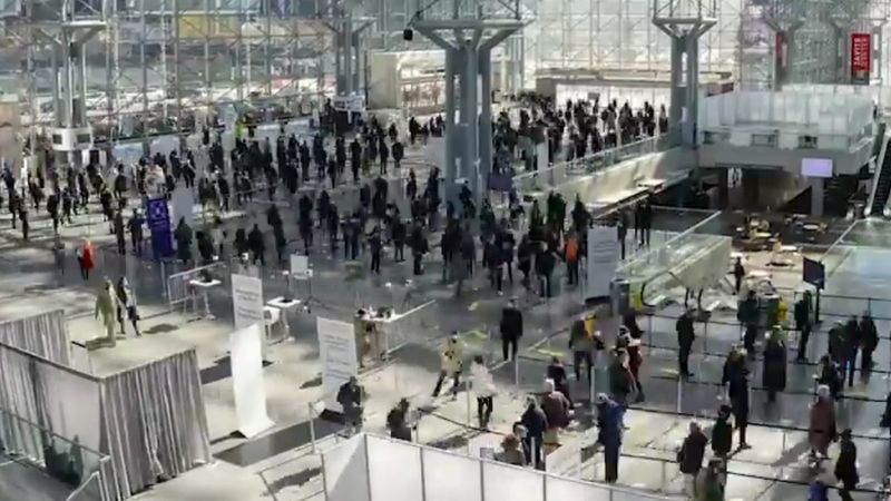 New York’ta bulunan aşı merkezindeki yoğunluk