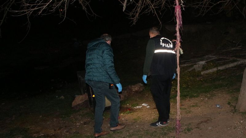 Adana'da husumetlisine ateş açarken kendi eşini vurdu