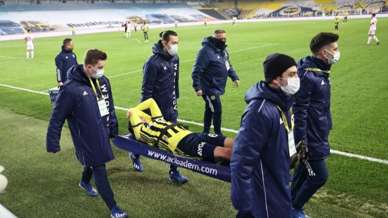 Mesut Özil en az 1 ay sahalardan uzak