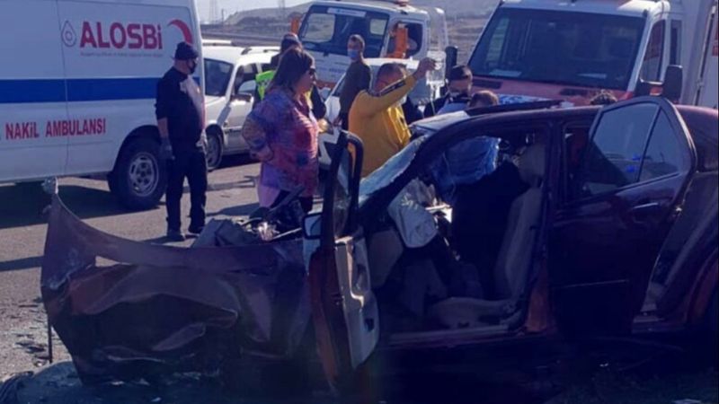 İzmir'de üç araç kazaya karıştı: 2 ölü, 4 yaralı