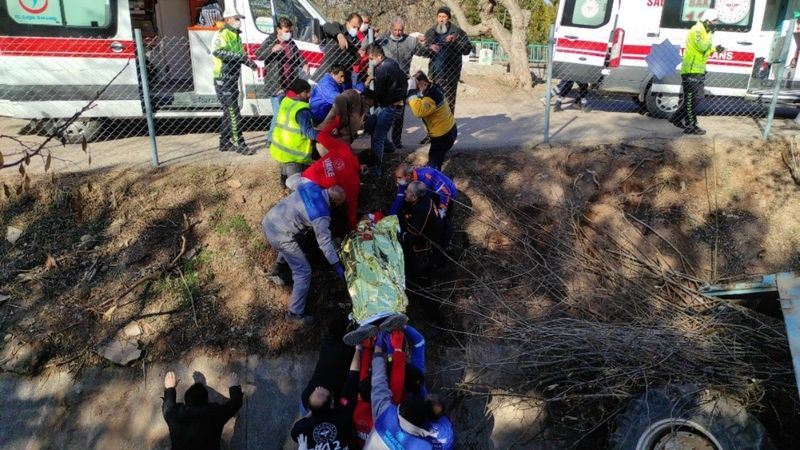 Aksaray'da temizlik görevlisi traktörle sulama kanalına düştü