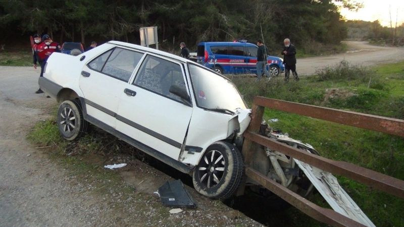 Antalya'da kaza yapan araç köprüde asılı kaldı