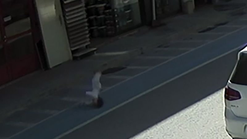 Sakarya'da 3 yaşındaki çocuk dördüncü kattan düştü