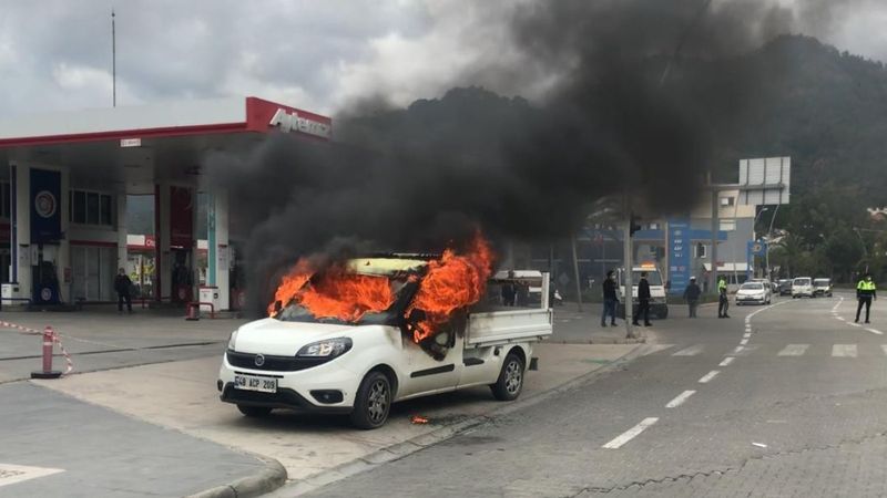 Muğla’da öfkeli şahıs aracını benzin döküp yaktı