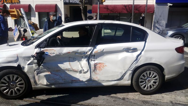 Beyoğlu’nda tramvay, otomobille çarpıştı