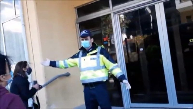 Yunanistan mültecileri konakladıkları otelden zorla attı