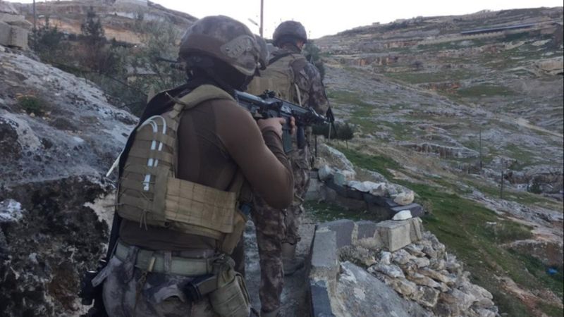 Şanlıurfa'da mağaraya baskın yapan polis kumarhaneyle karşılaştı