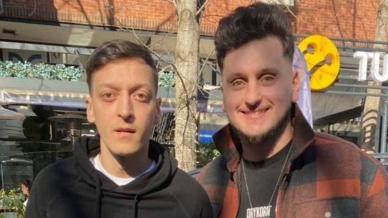 Mesut Özil, koltuk değnekleriyle dışarı çıktı