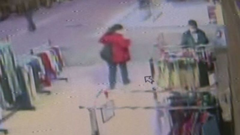 Antalya'da askıdaki ürünleri çalan hırsız kamerada