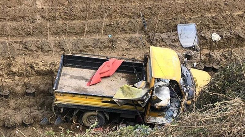 İzmir'de işçi taşıyan kamyonet devrildi: 11 yaralı