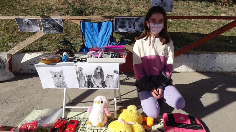 Karabük'teki çocuk, oyuncaklarını satıp sokak hayvanlarını besliyor