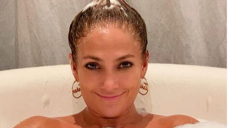 Jennifer Lopez'den küvet pozu