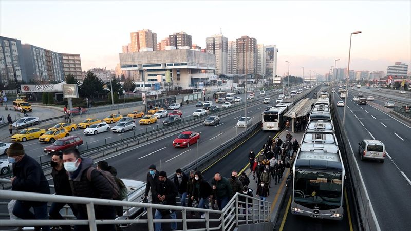 İstanbul'da kısıtlamanın bitmesiyle trafik yoğunluğu başladı