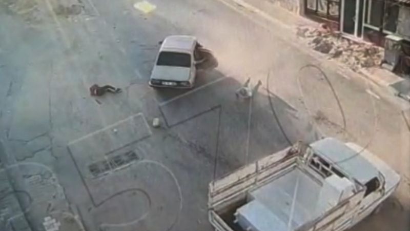 Amasya'da kaza yapan sürücü ve arkadaşı yola fırladı