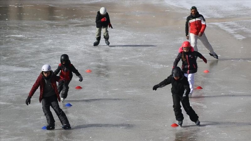 Kayak sporcusu çocuklar donan Ardıçlı Gölü'nde buz pateni keyfi yaptı