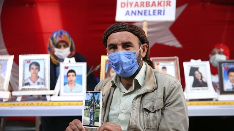 Diyarbakır'daki evlat nöbetine bir aile daha katıldı