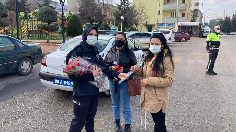 Düzce'de durdurulan kadınlar cezadan korkarken çiçekle karşılandı