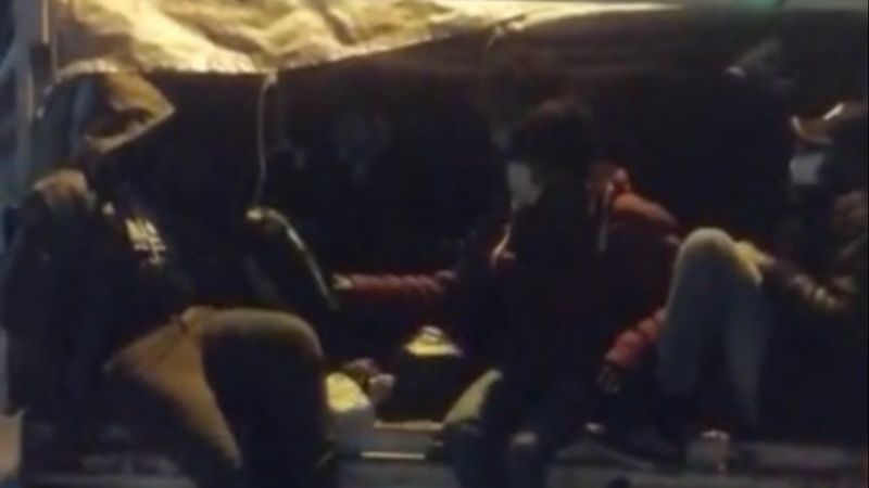 İzmir'de durdurulan araçtan 25 göçmen çıktı