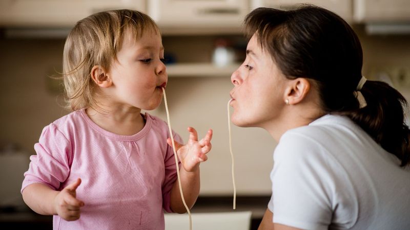Çocuklar anneleri etraftayken neden kötü davranır