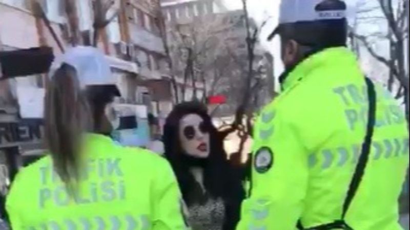 Bursa'da polisle genç kadın arasında maske tartışması