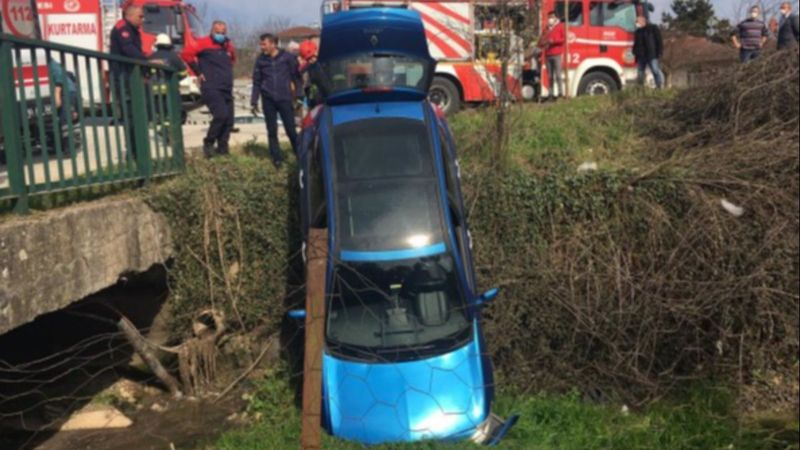 Düzce'de dereye düşen otomobildeki anne-kız yaralandı