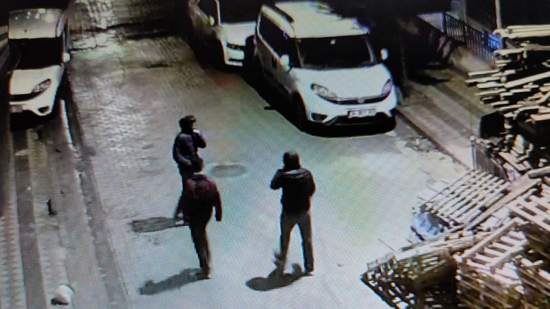 Sultangazi'deki dubleks evden bilezik çalan hırsızlar kamerada