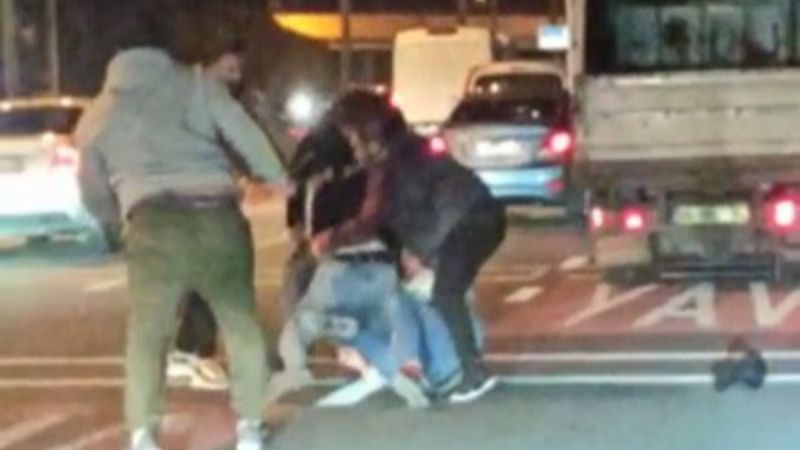 İstanbul'da trafiği tehlikeye düşüren kamyonet sürücüsüne dayak