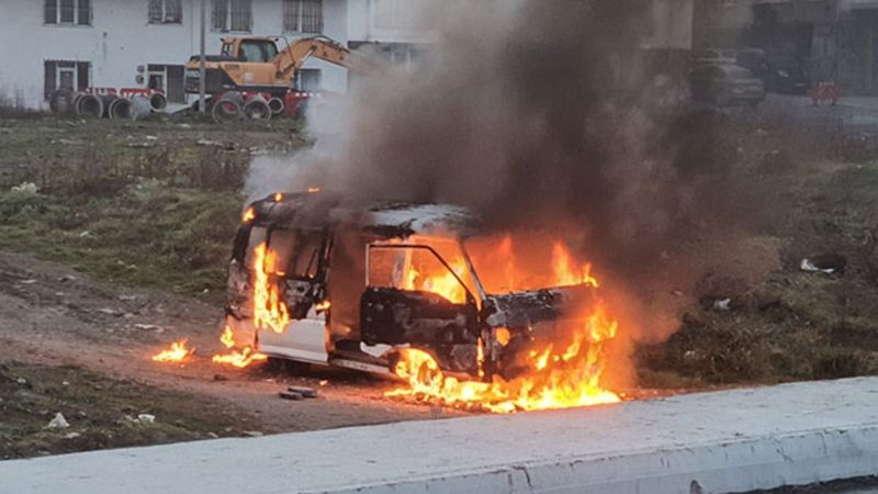 Esenyurt'ta çocukları gösterilmeyen baba aracını yaktı
