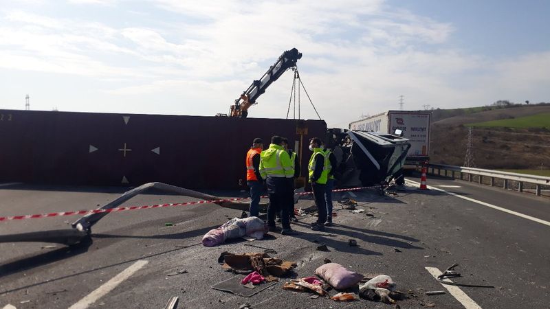 Arnavutköy'de devrilen tırın şoförü yaralandı