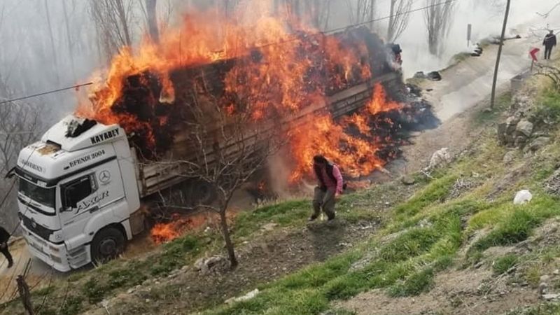 Konya’da saman yüklü tır alev alev yandı