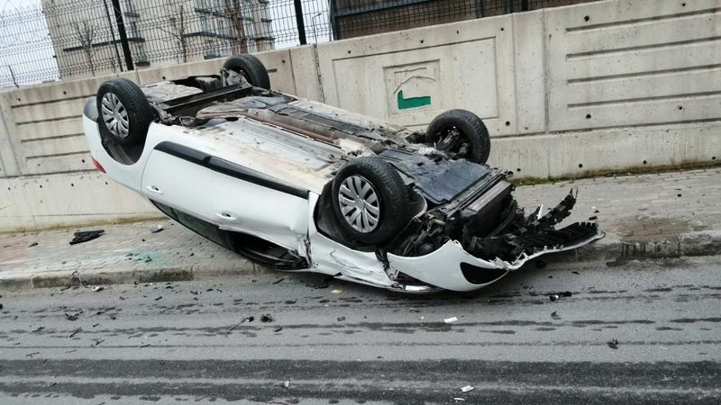 Başakşehir'de otomobilin takla attığı anlar kamerada