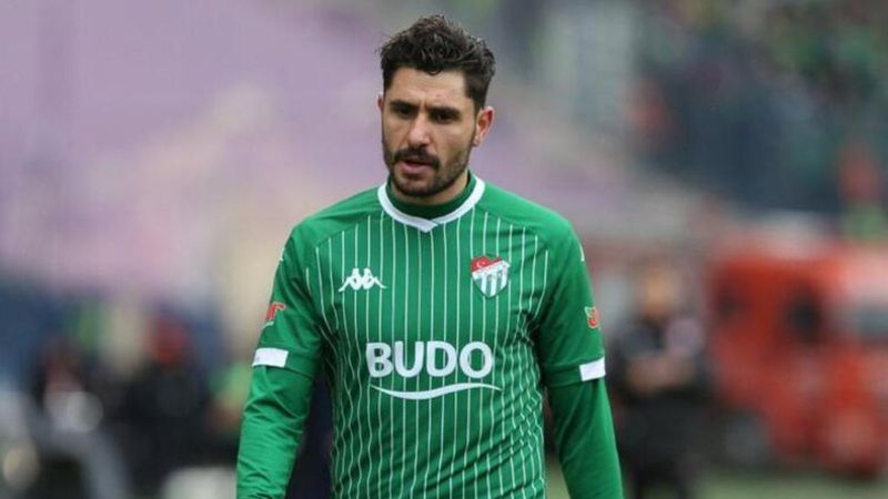 Özer Hurmacı'nın eli kırıldı