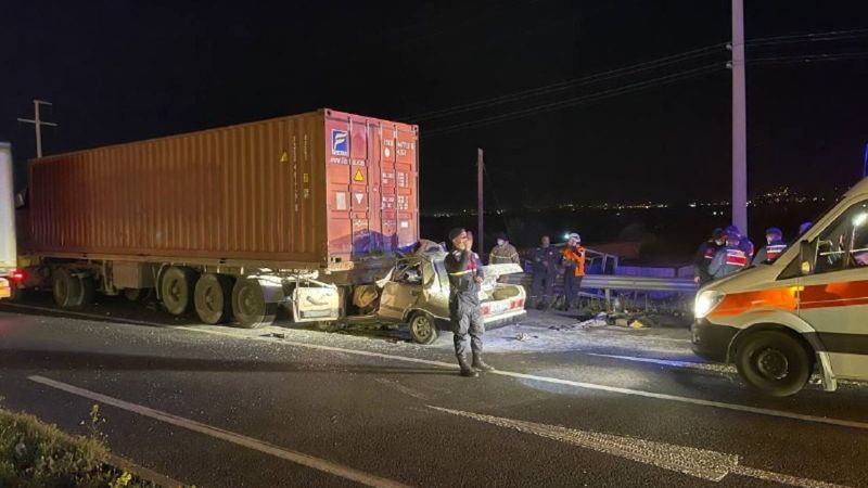 İzmir'de otomobil tıra çarptı: 1 ölü