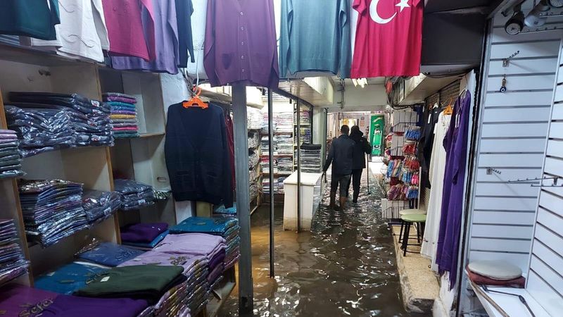 İzmir'i sağanak vurdu, iş yerlerini su bastı