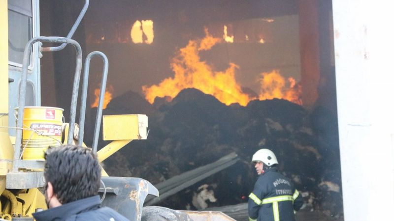 Niğde’deki tekstil fabrikası yangınında malzemeler kül oldu