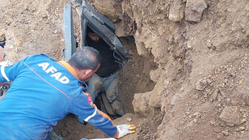 Sivas'ta operatör göçük altında kaldı